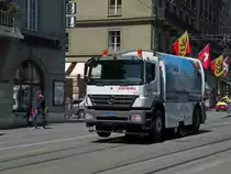Mercedes Axor Schienenreinigungswagen von Bernmobil im Einsatz beim Bubenbergplatz in Bern. Die Aufnahme stammt vom 18.05.2011.