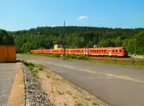 Br 612 in Dreifachtraktion als RE von Erfurt nach W�rzburg beim Verlassen des Bahnhofs Zella-Mehlis in Richtung Meiningen. 5.6.11