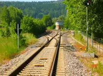 Hier ist die Bahnhofseinfahrt von Zella-Mehlis aus Richtung Oberhof zu sehen.
Die beiden linken Gleise sind die Hauptstrecke Richtung Meiningen.Hier fahren 612er der DB als RE und Regioshuttles der STB als RB ,das rechte Gleis ist die Nebenbahn Richtung Wernshausen und wird ausschliesslich von Regioshuttles der STB befahren. Jedes Jahr im Februar ist auf der Nebenbahn der Rodelblitz unterwegs. Er wird bespannt mit einer Dampflok der BR 41 (41 1144).
Im Bahnhof Zella-Mehlis kommt es dadurch �fter mal zu Zugkreuzungen von Haupt- und Nebenbahn. Die Umsteigem�glichkeiten von Haupt- auf Nebenbahn sowie die relativ kurzen Wartenzeiten sind erfreulich (manchmal kann man auch direkt umsteigen). Kompliment an die STB.
Die Aufnahme habe ich am 5.6.11 vom Bahn�bergang aus gemacht.