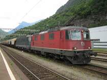 Re 4/4 II 11241 und Re 6/6 11662 mit G�terzug bei Einfahrt in Biasca, 02.06.2011.