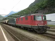 Re 4/4 II 11241 und Re 6/6 11662 mit G�terzug bei Einfahrt in Biasca, 02.06.2011.
