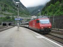 Re 460 028 mit IR 2182 bei Ausfahrt aus dem Gotthardtunnel, und Einfahrt in den Bahnhof G�schenen, 02.06.2011.
