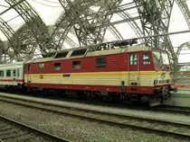 371 001 hat soeben den Eurocity aus Budapest gebracht. Seine Fahrt geht weiter nach Hamburg, die Zuglok wird jedoch gewechselt. Dresden Hauptbahnhof 04.Juni 2011