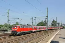 Zum Abschluss des Kirchentages in Dresden noch ein Bild vom Sonderzug aus Bautzen. Der Zug mit 218 468-7 an der Spitze passiert gerade den S-Bahn-Haltepunkt Freiberger Str. auf dem Weg nach Dresden Hbf (05.06.2011). Der Zug aus Kamenz mit den beiden V100 der PRESS wurde leider von einer versp�teten S-Bahn zugefahren. 