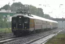 Bei sch�nstem Wetter lies sich am 5.6.2011 SBB Re4/4 mit dem  Hetzerater  blicken!