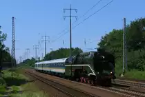 Aber genug des Vorgepl�nkels und auf zum eigentlichen Ziel des 02.06.2011! Nun h�rte man schon in der Ferne die 02er Pfeifen und in der Vorfreude drehten wir uns um und fertigten das Bild. Hier also 02 0201-0 p�nktlich und freundlich pfeifend und winkend zog sie an uns vorbei gen Sch�neweide. Hinten schob/bremste noch 183 003, die uns auch noch einen Pfiff dalies. Es seien alle an Board und vorallem an den Pfeifen herzlichst gegr��t !