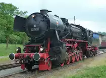 05.06.2011 - BR52 7409 aus W�rzburg als  Feuriger Elias  beim Rangieren im Bahnhof Weissach (bei leichtem Regen)