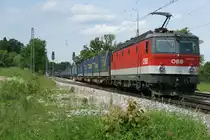 1144 261 zieht einen LKW Walther-Ganzzug am 31.05.11 durch den Bahnhof A�ling.