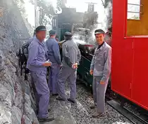 BRB-Heizer-Schnupperkurs, den ich absolviert habe (rechts im Bild). Diese Arbeit ist schwieriger als ich dachte. Abgesehen davon: nebst F�hren und Heizen der Loks ist das Personal zus�tzlich zust�ndig f�r die aufw�ndigen Revisionen. Im Hintergrund Lok H 2/3 Nr. 2, frisch ab R3. Aufnahme von Herbert Ebner (besten Dank!) mit meiner Kamera, Talstation Brienz, 28. Mai 2011, 09:52