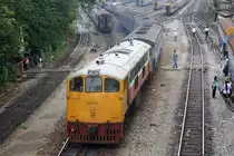 GEK 4024 (Co'Co', de, General Electric, Bj.1963, Fab.Nr. 34873) am 16.M�rz 2011 als Verschubreserve im Bf. Hua Lamphong. Die Personen welche hier warten sind Angestellte des SRT-Head Quarter, f�r welche einige Z�ge zum Zusteigen auf freier Strecke halten!

