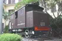 Links vom Haupteingang zum SRT-Head Quarter steht mit der  21  die erste Diesellok Thailands. Diese Lok wurde mit ihrer Schwester  22  von SLM 1928 gebaut, war 23,5t schwer, hatte einen 6 Zyl.-Reihenmotor mit 200PS bei 500U/min, Antrieb mittels Blindwelle und Stangen auf beide Achsen, und war 40Km/h schnell; Bild vom 16.M�rz 2011.