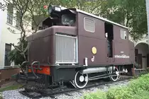 Links vom Haupteingang zum SRT-Head Quarter steht mit der  21  die erste Diesellok Thailands. Diese Lok wurde mit ihrer Schwester  22  von SLM 1928 gebaut, war 23,5t schwer, hatte einen 6 Zyl.-Reihenmotor mit 200PS bei 500U/min, Antrieb mittels Blindwelle und Stangen auf beide Achsen, und war 40Km/h schnell; Bild vom 16.M�rz 2011.