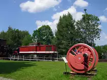 112 516-0 sonnte sich auf der Drehscheibe in Schwarzenberg am 05.06.11. Im vordergrund steht das Treibrad der 58 436.