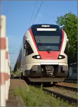 Badische Hauptbahn, die letzten Kilometer (XIV). Seehas 526 652-3 beim Halt in Allensbach; Klappdisplays sind manchmal praktisch... Juni 2011.