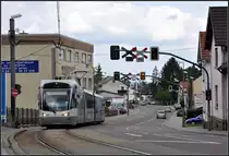 Eingleisige Seitenlage - 

Ein Saarbahnwagen auf der Fahrt in Richtung Saarbrücken wird gleich die Haltestelle Wolfkaulstraße in Riegelsberg erreichen. 

28.05.2011 (J)