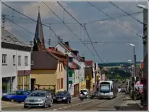 -Gef�lle- In der Saarbr�cker Stra�e von Riegelsberg bew�ltigt die Saarbahn das starke Gef�lle in d�rflicher und verkehrsreicher Umgebung. 28.05.2111 (Jeanny)