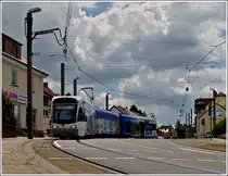 -Seitenwechsel- In Riegelsberg �berquert die Saarbahn die Stra�e, beim Wechsel vom ein- zum zweigleisigen Abschnitt, kurz bevor sie die Haltestelle Riegelsberg Rathaus erreicht. 28.05.2011 (Jeanny)