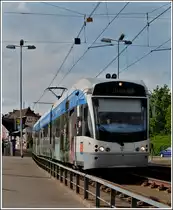 -Starkes Gef�lle- Nachdem die Saarbahn die Haltestelle Cottbuserplatz im Saarbr�cker Stadtteil Malstatt verlassen hat, bef�hrt sie die Eisenbahnbr�cke talw�rst in Richtung Innenstadt. 28.05.2011 (Jeanny) 