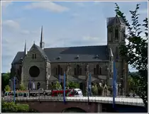 -Saarbahn und Kirche- Eine etwas andere Aussicht auf die Saarbahn vor der St. Josef Kirche am Cottbuserplatz im Saarbr�cker Stadtteil Malstatt. 28.05.2011 (Hans) 