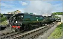 Die 34070 (ex Southern Railway 4-6-2  Battle of Britain ) der Swanage Railway beschleunigt ihren Eilzug Richtung Corfe Castle bei der Ausfahrt in Swanage. 16. Mai 2011

