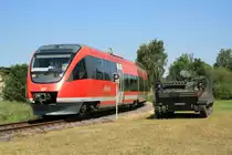 643 065  Stadt Gronau  neben einem Panzerfahrzeug im Bundeswehrdepot in Ochtrup-Brechte.
Ochtrup, 04.06.2011