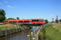 643 065 beim Fotohalt auf der Drehbr�cke in Coevorden-Heege �ber den Coevorden-Almelo-Canaal.
Coevorden (NL), 04.06.2011