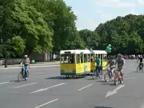 Fahrrad-Tram-Attrappe der Berliner Gr�nen auf der Fahrradsternfahrt am 5.6.2011 in Berlin.  Die Gr�nen fordern einen Ausbau des Stra�enbahnnetzes, darunter unter anderem eine Verl�ngerung der M1 bis nach Reinickendorf sowie eine neue Linie von Steglitz, durch Tempelhof-Sch�neberg und Mitte, bis zum Alexanderplatz. Die Tram-Attrappe wird gerne auf Demos eingesetzt. Auf dem Foto ist auch der Europaabgeordnete Michael Cramer (gr�nes Shirt) zu sehen. Bitte diesen Text nicht als Parteienwerbung missverstehen, es soll nur �ber die Hintergr�nde dieses Fahrzeugs informiert werden. 5.6.2011