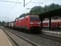 152 110 durchf�hrt am 3.Juni 2011 mit einem kurzen gemischten G�terzug den Bahnhof Kronach Richtung Pressig.