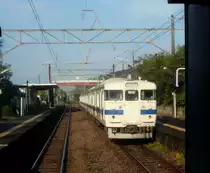 Serie 411/415: Der Zug mit Steuerwagen KUHA 411-513 ist heute weit weg von Stromsystem-Wechselstellen im Wechselstrom-60 Hz-Gebiet im äussersten Süden der Süd-Insel Kyûshû eingesetzt. Yunomoto, 1.Dezember 2010. 