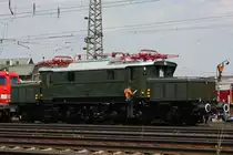 Die E93 07 wird am 21.5.11 von 115 152 durch die Parade in Koblenz-L�tzel geschoben.