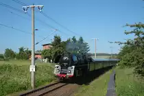 Am 04.06.2011 fuhr 01 509 mit einem Sonderzug von Berlin nach Bergen (R�gen) und zur�ck. Hier auf der Hinfahrt bei Neustrelitz.


