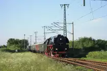 Am 04.06.2011 fuhr 01 509 mit einem Sonderzug von Berlin nach Bergen (R�gen) und zur�ck. Hier auf der R�ckfahrt bei Neustrelitz. 

