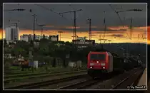 Zur�ck aus Plattling machten wir einen kleinen Abstecher. Hier zu sehen ist 185 292 mit einem gemischten G�terzug auf dem Weg von N�rnberg nach Passau. Im Hintergrund reist der Himmel nochmals kurz auf und Skyline des Regensburger Westens ist zu sehen. (02.06.2011, Regensburg Hbf)