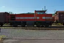 Westerwaldbahn (WEBA) Lok 7 (DH 1004) rangiert zwei G�terwagen am 30.05.2011 in Scheuerfeld/Sieg.