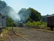 Scheuerfeld/Sieg am 30.05.2011, jetzt muss man Gas geben die Westerwaldbahn (WEBA) Lok 1 und 3 (V 26) vom Typ Jung R 30 B im Doppelpack (Doppeltraktion), F�hrerhaus an F�hrerhaus, wollen den Berg hinauf zur Bindweide.