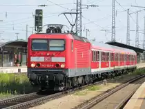 3.6.2011 16:00 DB AG 143 024-8 mit einer n-Wagengarnitur bestehend aus zwei n-Wagen und einem Karlsruher Steuerwagen als RB nach Kronach bei der Ausfahrt aus dem Bahnhof Bamberg.

