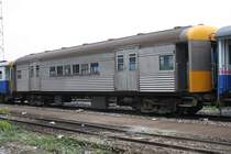 บชส. 617 (บชส = BTC/Bogie Third Class Carriage) am 16.M�rz 2011 im Bf. Hua Lamphong. Die Wagen บชส. 601-621 wurden 1995 von der australischen Queensland Railway erworben.