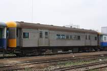 บชส. 617 (บชส = BTC/Bogie Third Class Carriage) am 16.M�rz 2011 im Bf. Hua Lamphong. Die Wagen บชส. 601-621 wurden 1995 von der australischen Queensland Railway erworben.


