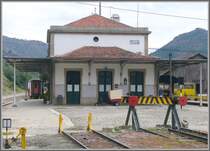 W�hrend auf der Breitspur die Geleise erneuert werden und es noch Verkehr gibt, ist die Schmalspurbahn nach Mirandela in einen Dornr�schenschlaf verfallen. Die Wirtschaftskrise in Portugal l�sst wenig Hoffnung aufkommen, dass sich das zum Besseren �ndert. (17.05.2011)