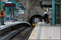 . In Renovierung - 

Derzeit wird die Tiefhaltestelle Pragsattel saniert. Dabei werden auch die beiden Seitenbahnsteige auf 80 Meter verlängert. Die U6 und U7-Doppeltraktionszüge können dann auf beiden Seiten ihre Türen öffnen. Zudem werden die Bahnsteige neu gepflastert und die Bahnsteigaufbauten neu gestrichen. Diese Haltestelle ist jetzt immerhin 21 Jahre alt. 

Stuttgart am 07.06.2011 (M)