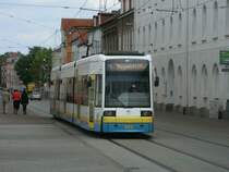 Schweriner Stra�enbahntriebwagen 823,am 28.Mai 2011,an der Haltestelle Hauptbahnhof.