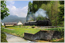 �GEG 77.28 mit unserem Fotozug 14480 von St. P�lten nach Sankt Aegyd am Neuwalde am 13.5.2011 kurz nach der Ausfahrt in Hohenberg.
