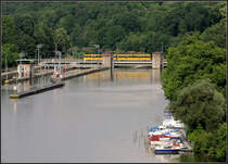 . Grünes Stuttgart - 

Blick von den Weinbergen am Neckartalhang bei Stuttgart-Freiberg auf die Schleuse zwischen Mühlhausen und Hofen mit einer Bahn der Linie U14. 

Bild wurde abgelehnt, da Motiv verdeckt. Nach der Diskussion freigeschalten. Die Frage ist aber immer was ist eigentlich das Motiv. Das muss nicht der Zug alleine sein, sondern immer auch die Gesamtsitutation. Hier Stadtbahn auf Schleusenbrücke.

07.06.2011 (M)
