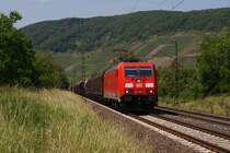 185 340-7 mit einem gemischten G�terzug in Osterspai am 04.06.2011