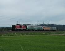 V100 1041 der NeSA ist am 6.Juni 2011 mit drei ehemaligen DR-Wagen bei Ha�lach unterwegs.