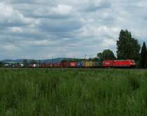 Eine 185 ist am 6.Juni 2011 mit einem langen Containerzug bei Ha�lach unterwegs.