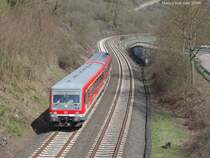 DB 628 692 f�hrt mit Pfiff unter einer Br�cke nahe Runkel hindurch (April 2010)