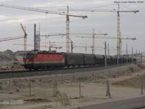 Eine gro�e Baustelle befindet sich dort, wo der Wiener Hbf entstehen soll: �BB 1044 011 mit einem gemischten G�terzug am S�dbahnhof (Oktober 2010)