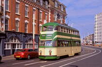 Blackpool Tw 717 in klassischer Lackierung erreicht die zentrale Haltestelle North Pier, 05.09.2010.