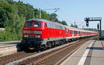 218 468 und 218 390 bespannten am 04.06.11 einen Sonderzug aus Bautzen nach Dresden. Hier f�hrt das Sandwich in Dresden-Klotzsche ein.